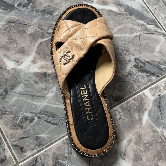 CHANEL Cross Over Quilted CC 2024 Sandals Beige and Black - Picture 3 of 5
